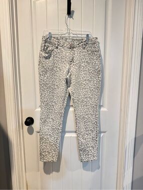 Leopard Print Skinny Jeans in Light Gray